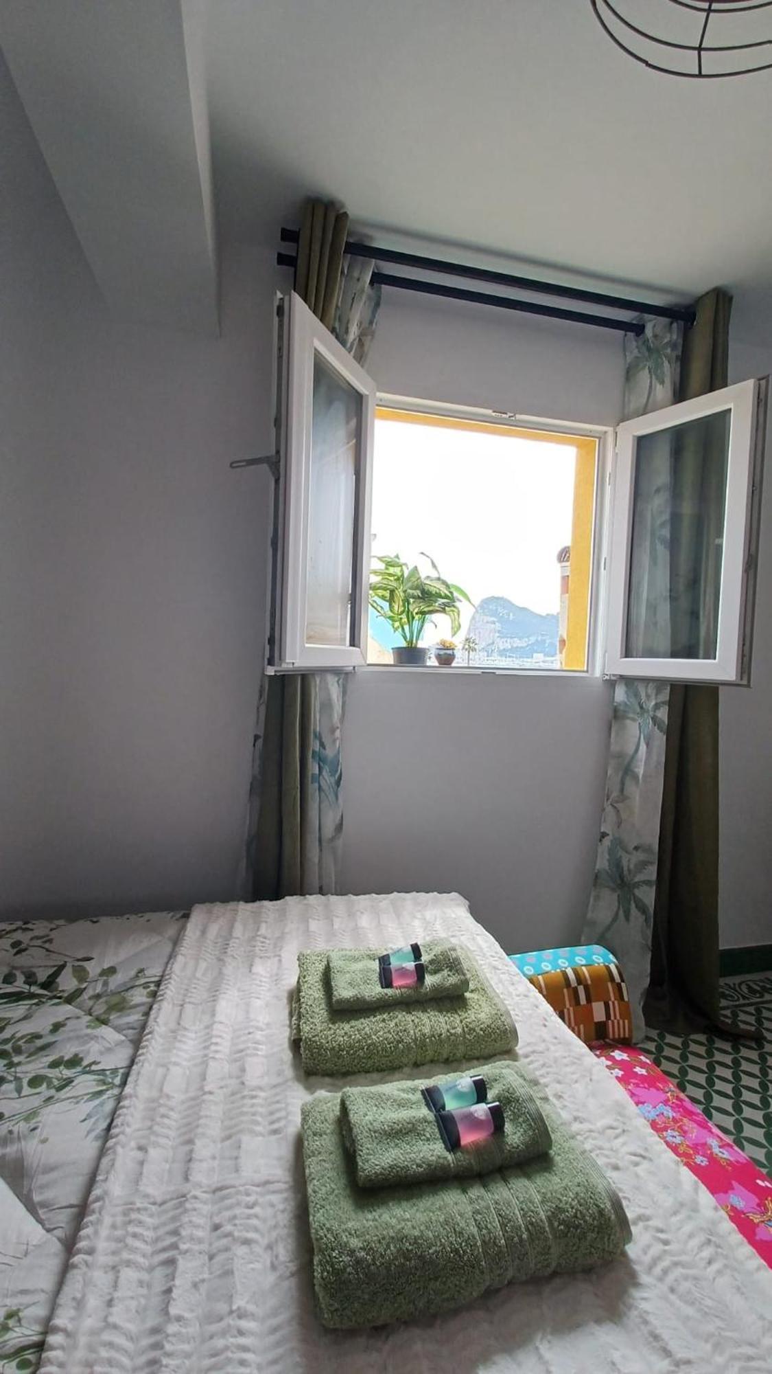 Gibraltar Views Guest House La Línea de la Concepción Szoba fotó